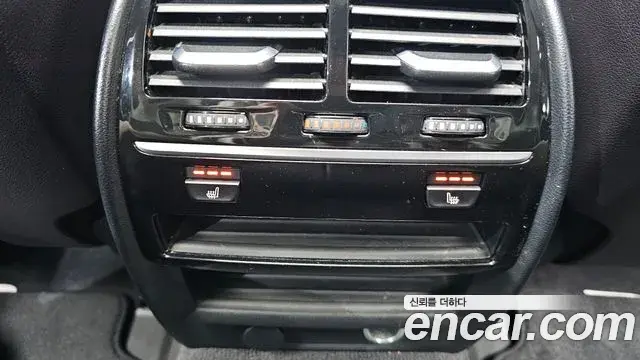 BMW 5 Series 2018 — ფოტო 18/34