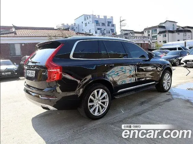 Volvo XC90 2018 — ფოტო 13/20