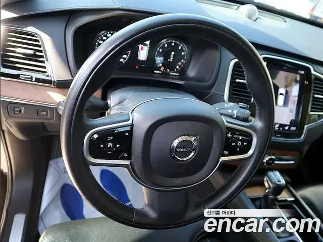 Volvo XC90 2018 — ფოტო 19/20