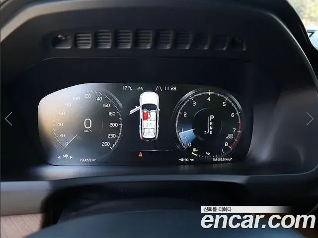Volvo XC90 2018 — ფოტო 16/20