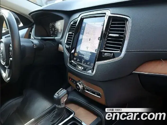 Volvo XC90 2018 — ფოტო 2/20