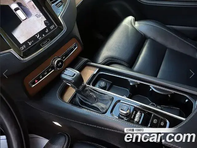 Volvo XC90 2018 — ფოტო 8/20