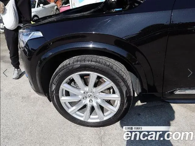 Volvo XC90 2018 — ფოტო 18/20