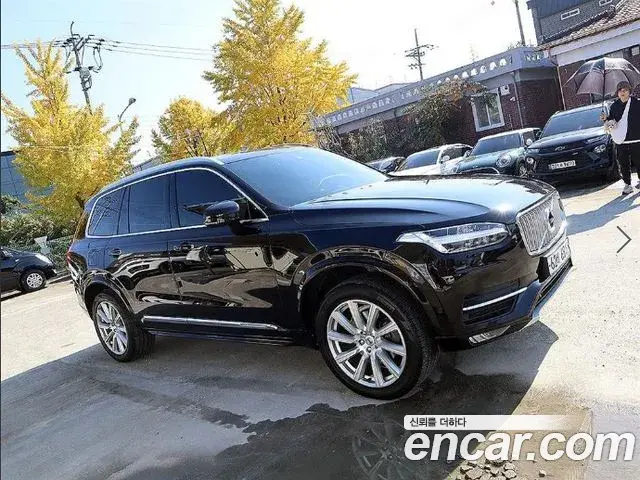 Volvo XC90 2018 — ფოტო 17/20