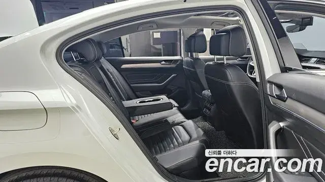 Volkswagen Passat GT 2022 — Şəkil 12/33