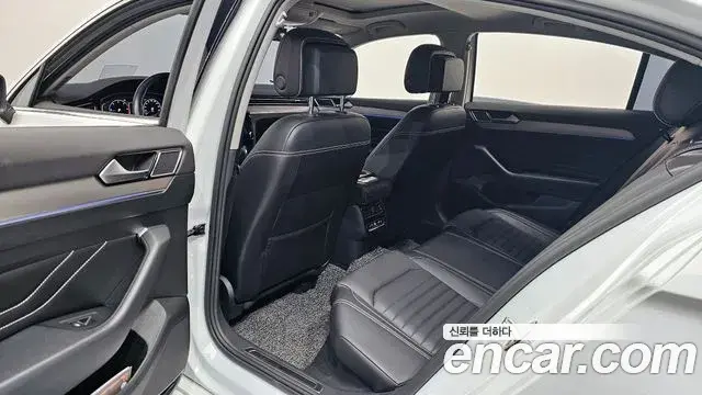 Volkswagen Passat GT 2022 — Şəkil 23/33