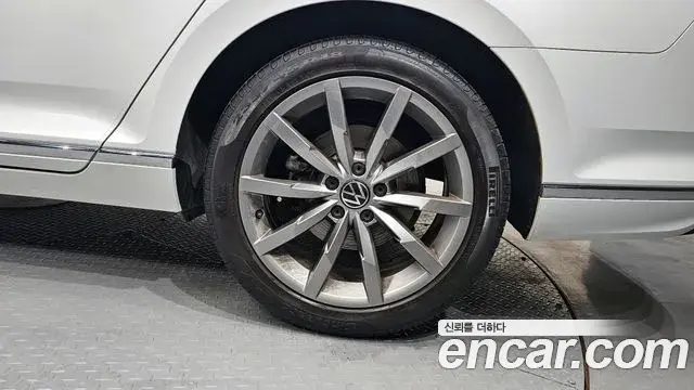Volkswagen Passat GT 2022 — Şəkil 29/33