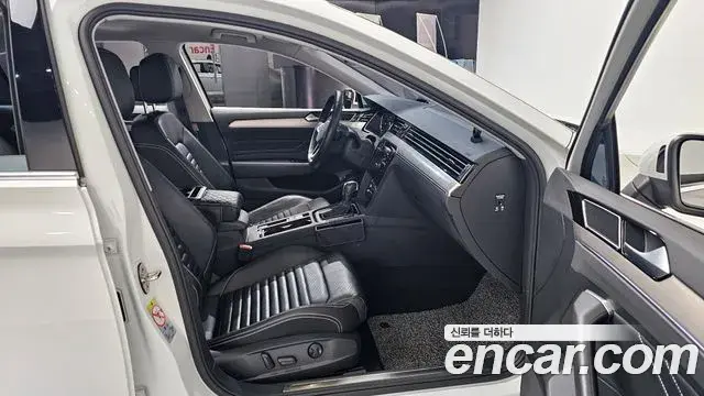 Volkswagen Passat GT 2022 — Şəkil 22/33