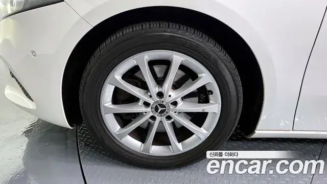 Mercedes-Benz A-Class 2019 — Şəkil 13/32