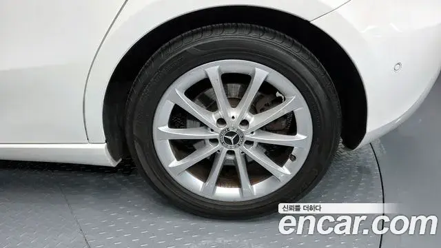 Mercedes-Benz A-Class 2019 — Şəkil 12/32