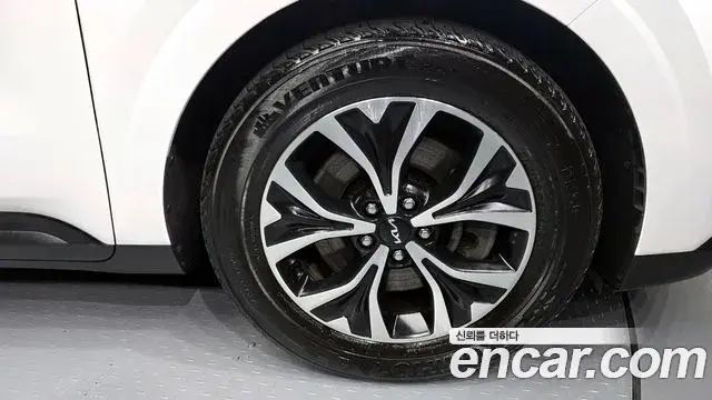 Kia Carnival 2023 — ფოტო 20/31