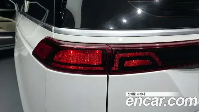 Kia Carnival 2023 — ფოტო 11/31