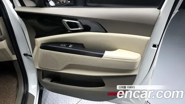 Kia Carnival 2023 — ფოტო 19/31