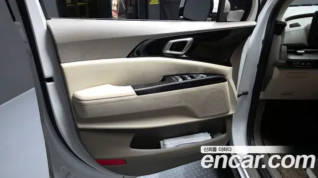 Kia Carnival 2023 — ფოტო 18/31