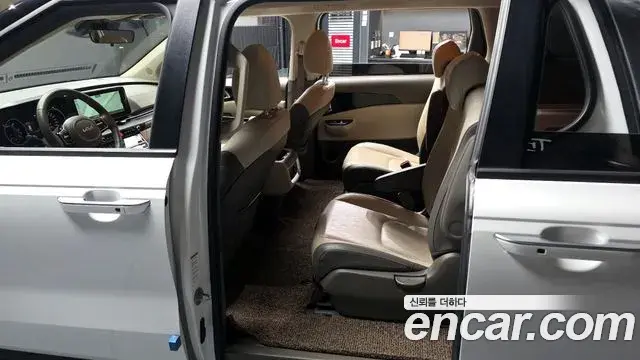 Kia Carnival 2023 — ფოტო 24/31