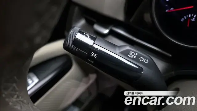 Kia Carnival 2023 — ფოტო 29/31