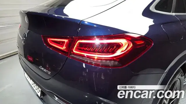 Mercedes-Benz GLE-Class 2021 — Photo 2/34