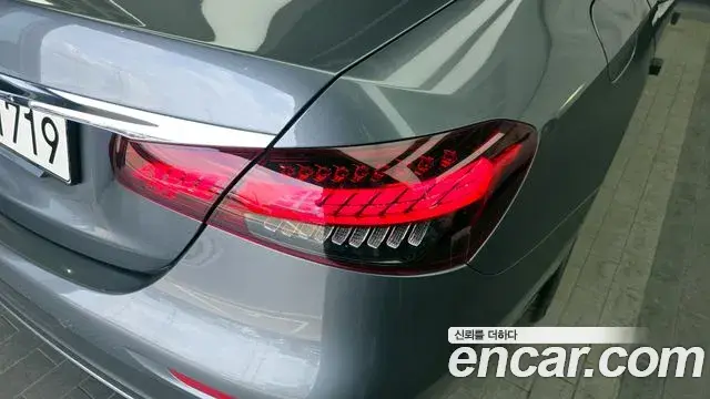Mercedes-Benz E-Class 2021 — Photo 13/32