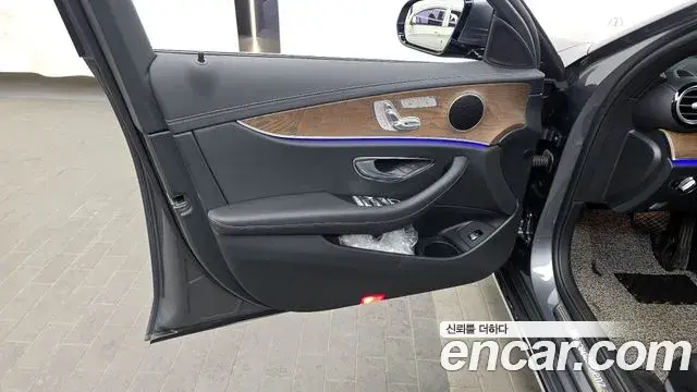 Mercedes-Benz E-Class 2021 — Photo 25/32