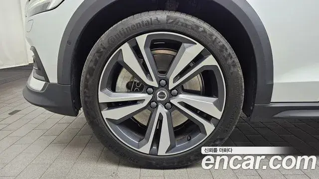 Volvo V60 Cross Country 2021 — Photo 2/20