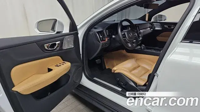 Volvo V60 Cross Country 2021 — Photo 6/20