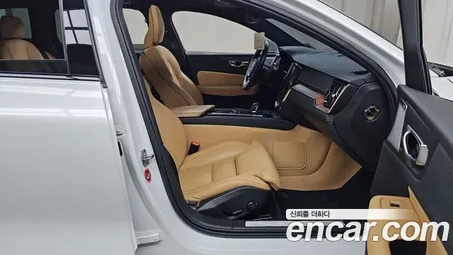 Volvo V60 Cross Country 2021 — Photo 8/20