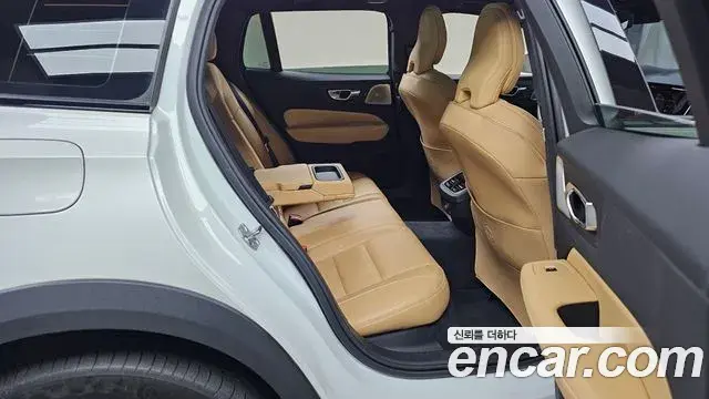 Volvo V60 Cross Country 2021 — Photo 19/20