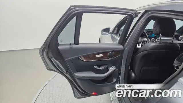 Mercedes-Benz GLC-Class 2020 — Şəkil 35/39