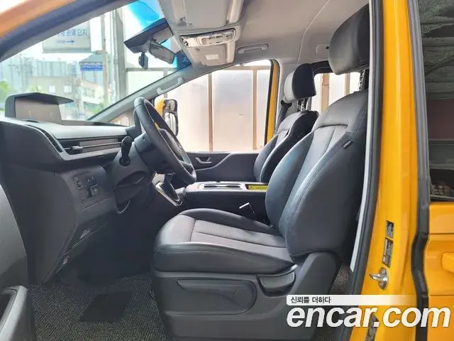 Hyundai Staria 2025 — Photo 2/20