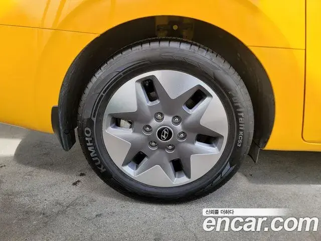 Hyundai Staria 2025 — Photo 16/20