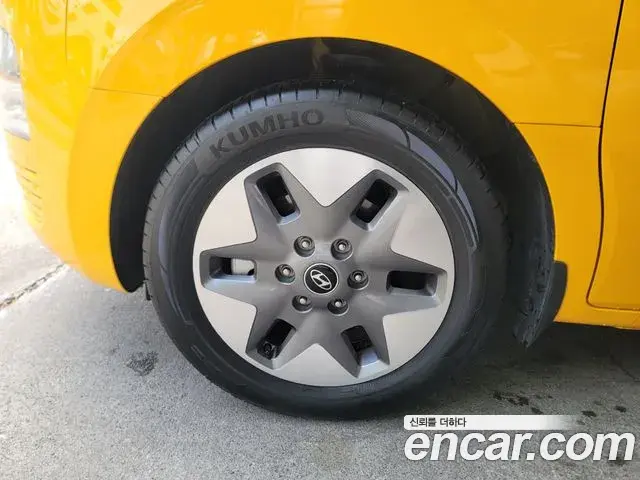 Hyundai Staria 2025 — Photo 8/20