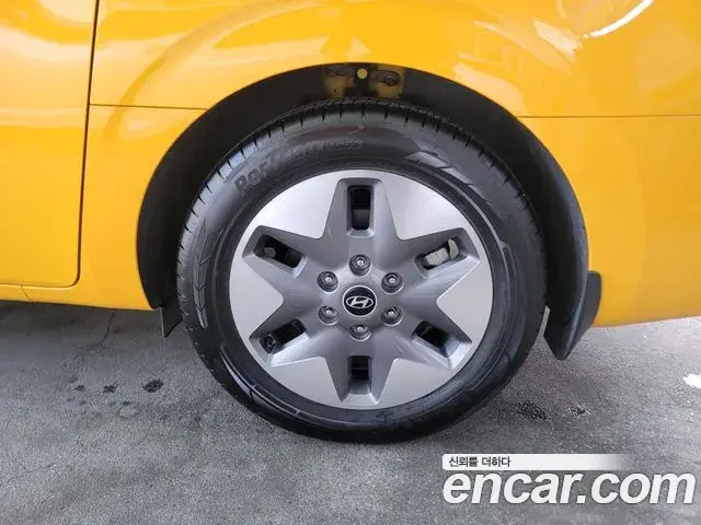Hyundai Staria 2025 — Photo 13/20
