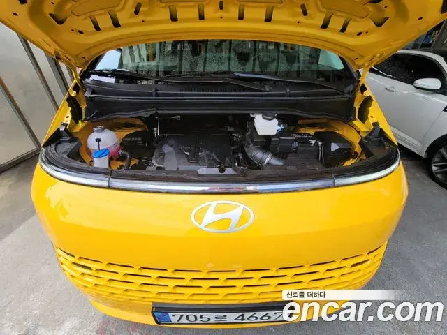 Hyundai Staria 2025 — Photo 18/20