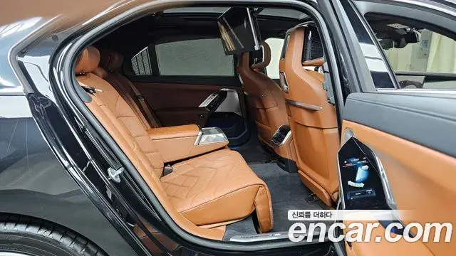 BMW 7 Series 2025 — ფოტო 13/33