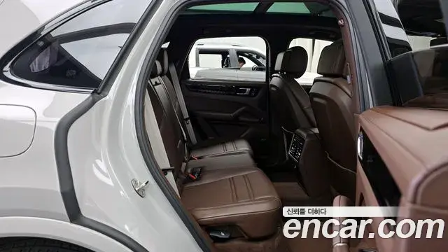 Porsche Cayenne 2022 — ფოტო 16/34