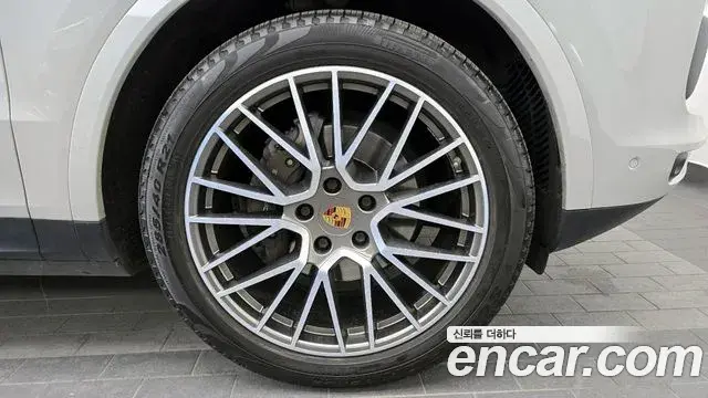 Porsche Cayenne 2022 — ფოტო 12/34