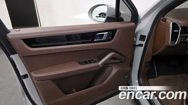 Porsche Cayenne 2022 — ფოტო 20/34