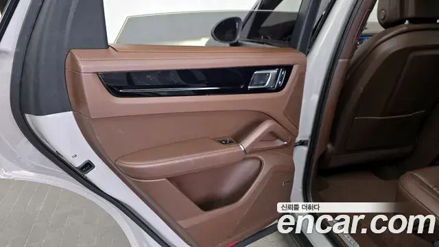 Porsche Cayenne 2022 — ფოტო 24/34