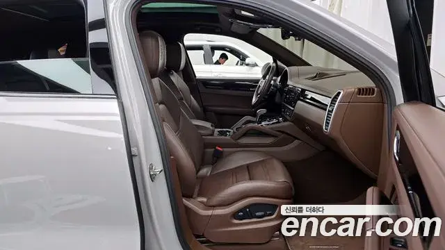 Porsche Cayenne 2022 — ფოტო 10/34