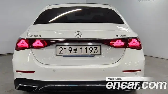 Mercedes-Benz E-Class 2025 — Photo 10/19