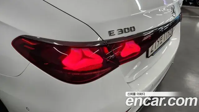 Mercedes-Benz E-Class 2025 — Photo 16/19