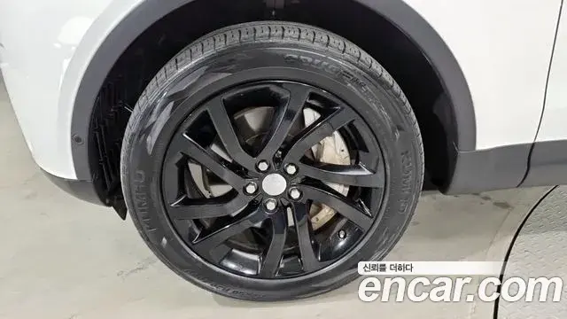 Land Rover Discovery 5 2019 — ფოტო 18/18