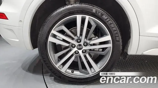 Audi Q5 2022 — Şəkil 18/34