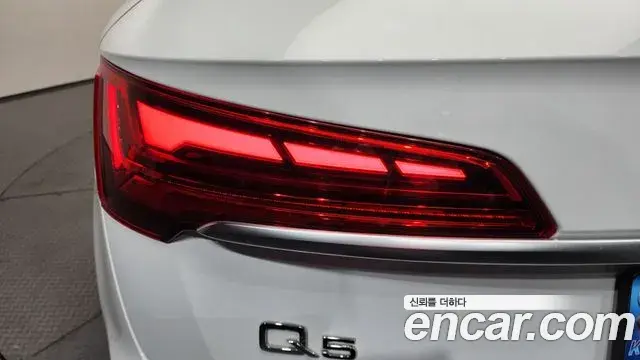 Audi Q5 2022 — Şəkil 20/34