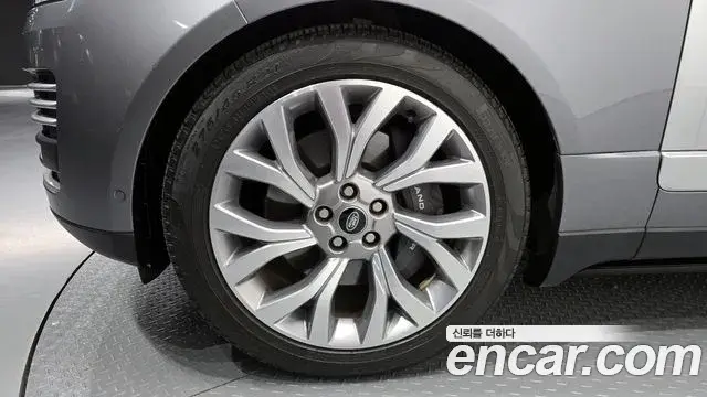 Land Rover Range Rover 2021 — ფოტო 13/20