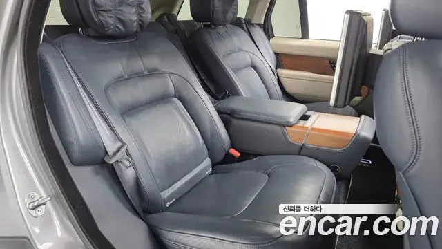 Land Rover Range Rover 2021 — ფოტო 17/20