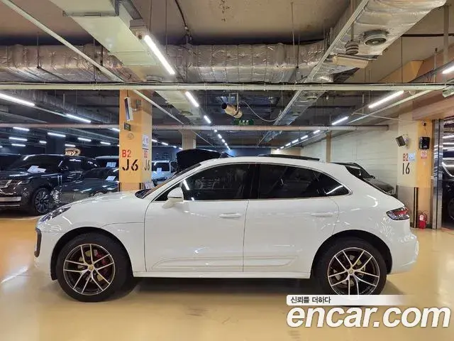Porsche Macan 2022 — ფოტო 17/20