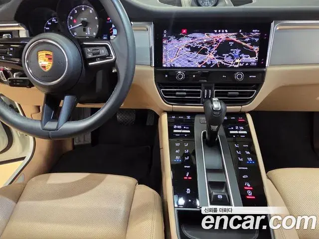 Porsche Macan 2022 — ფოტო 13/20