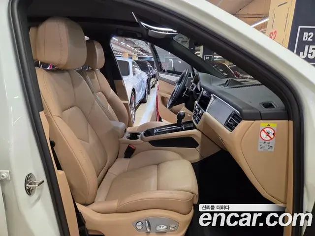 Porsche Macan 2022 — ფოტო 7/20
