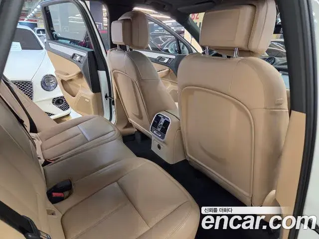 Porsche Macan 2022 — ფოტო 4/20